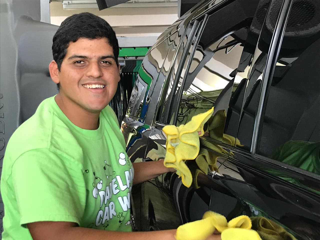 Especialistas de trabajo de la Fundación Moya le dan un adiestramiento intensivo a los jóvenes y consiguen empleadores interesados en contratarlos. Estos chicos también tienen aspiraciones y metas, y Lileana dice que seguirá trabajando por ellos.
<br>