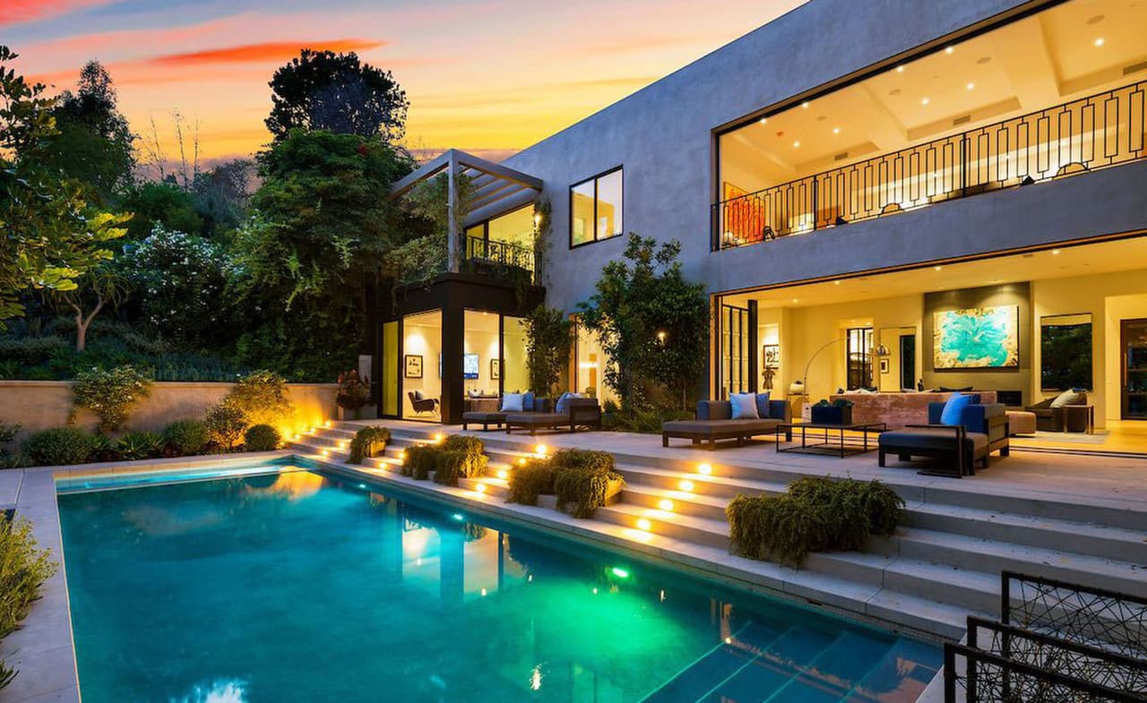 Este jueves se confirmó que 
<b><a href="https://www.univision.com/entretenimiento/kylie-jenner-cuenta-la-romantica-historia-de-como-se-enamoro-de-travis-scott-en-un-viaje-en-autobus">Kylie Jenner y Travis Scott</a></b> compraron en conjunto esta mansión, en Beverly Hills, California.