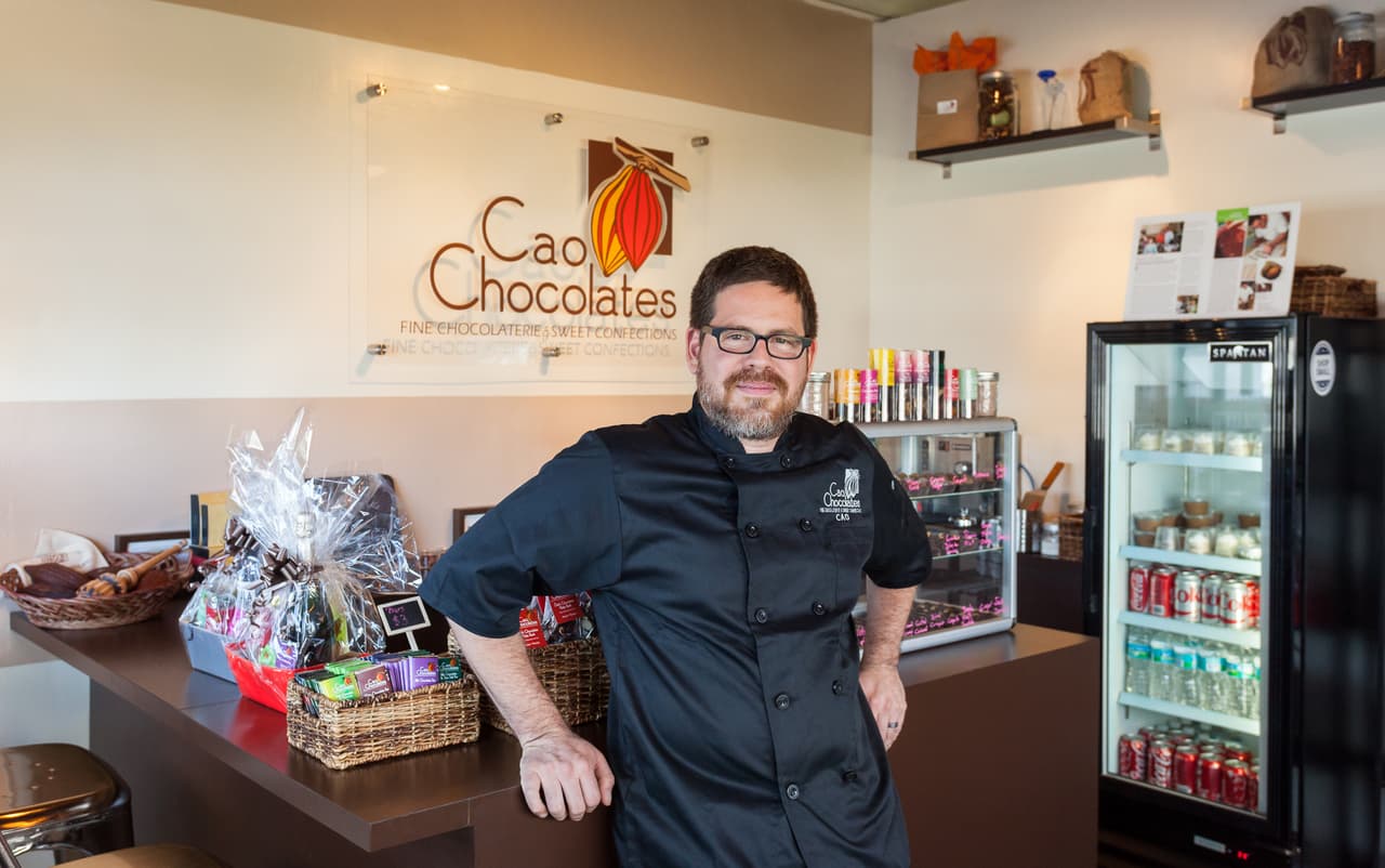 Ricardo en su tienda de chocolates en Miami