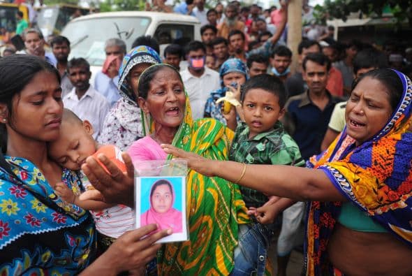 La cifra de muertos alcanzó 402, pero podría aumentar a medida que se hallan más cadáveres entre los escombros. Fue el peor desastre que haya registrado la industria del vestido de Bangladesh, que factura 20 mil millones de dólares al año y suministra mercancía a minoristas mundiales. La nueva tragedia superó otra en noviembre, cuando un incendio en una fábrica de ropa dejó 112 muertos.