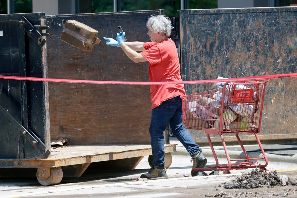 Miles de personas quedaron sin servicio eléctrico, al igual que negocios, algunos de los cuales tuvieron que deshacerse de alimentos que no estaban aptos para el consumo de humanos ni animales.