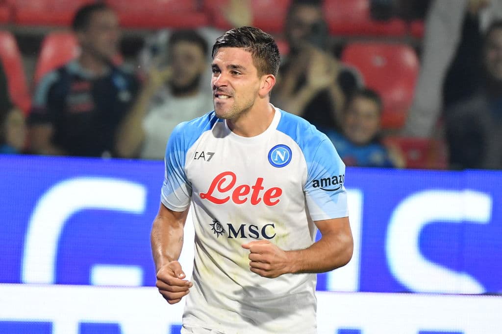 Napoli, con goles de Matteo Politano y Gio Simeone, le ganó al Cremonese 2-1 y es único líder de la Serie A.