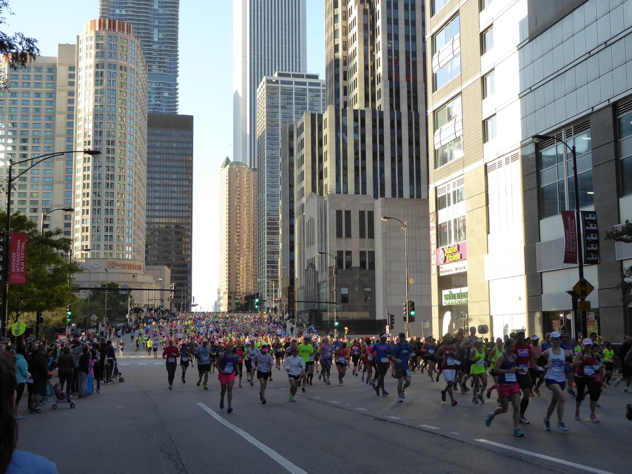 Miles de corredores de más de 100 país se dieron cita en el Maratón de Chicago desde muy temprano. Mira imágenes del ambiente que se está viviendo en este evento deportivo.