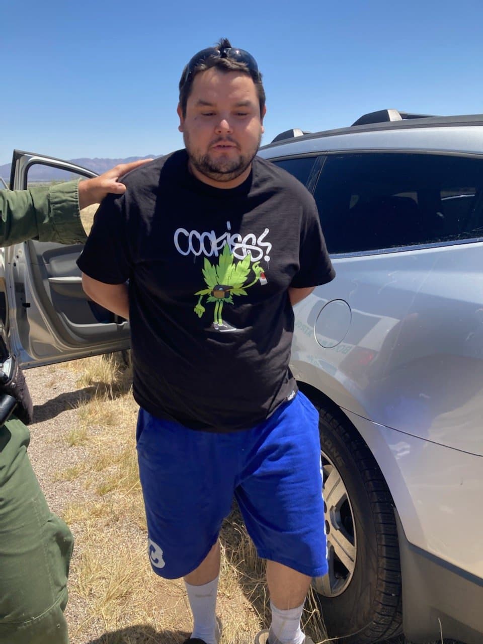 El conductor fue identificado como Jesse Baeza de 26 años, un ciudadano estadounidense, residente de Glendale. Se determinó que transportaba a cinco inmigrantes indocumentados. Todos los detenidos fueron entregados a la Patrulla Fronteriza para su procesamiento.