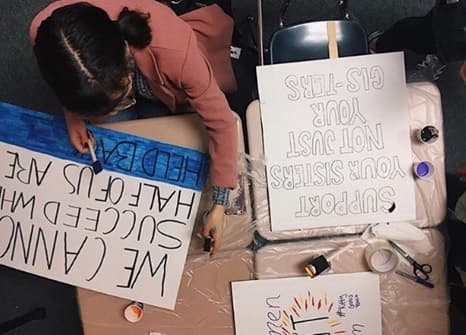 "No podemos triunfar si la mitad de nosotras están siendo limitadas”, escribe en una pancarta Carina Haghighi, del capítulo de California, que reúne a Sacramento, San Francisco, Los Ángeles, San Jose, Oakland, Walnut Creek, Santa Cruz, SLO, Orange County, San Diego y el condado Sonoma.
<br>