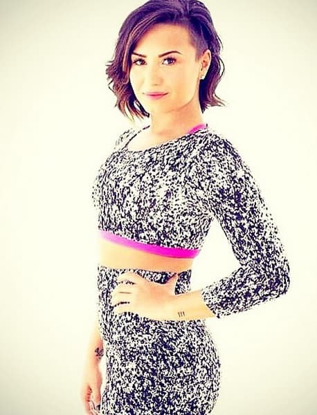 Orgullosa ha contado que lleva más de tres años sobria y que eso es gracias a su familia, sus fans y al apoyo que le ha dado su novio, el actor Wilmer Valderrama.