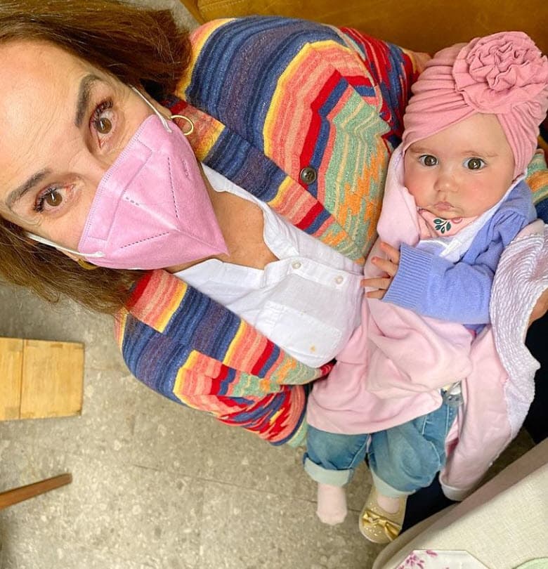 Dos meses después, el 17 de julio, dejó saber que una de sus hijas no estaba con ella con esta fotografía en donde aparece su madre cargando a Emilia, fue la primera instantánea en la que las mellizas no aparecieron juntas: "Abuela y Emilia. 
<b>Extrañamos tanto a Alana</b>, a papá, a las tías… Me urge que estemos todos juntos".
<br>