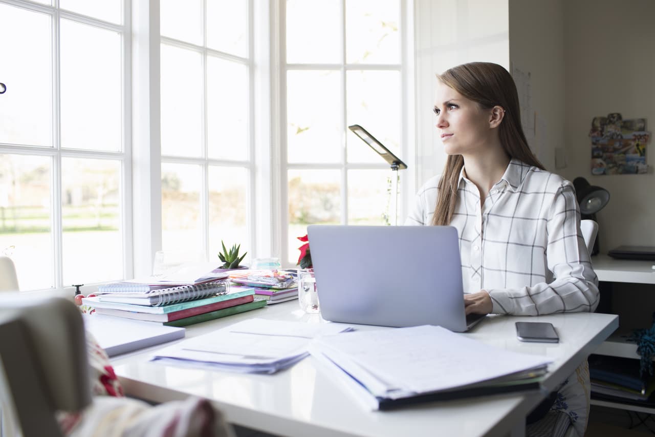 No te guíes por apariencias y promesas. Aunque parezca que todo marcha a pedir de boca debes continuar tus esfuerzos y no dar nada por terminado hasta recibir respuestas a tus planteamientos, demandas y exigencias justas en tu trabajo.
