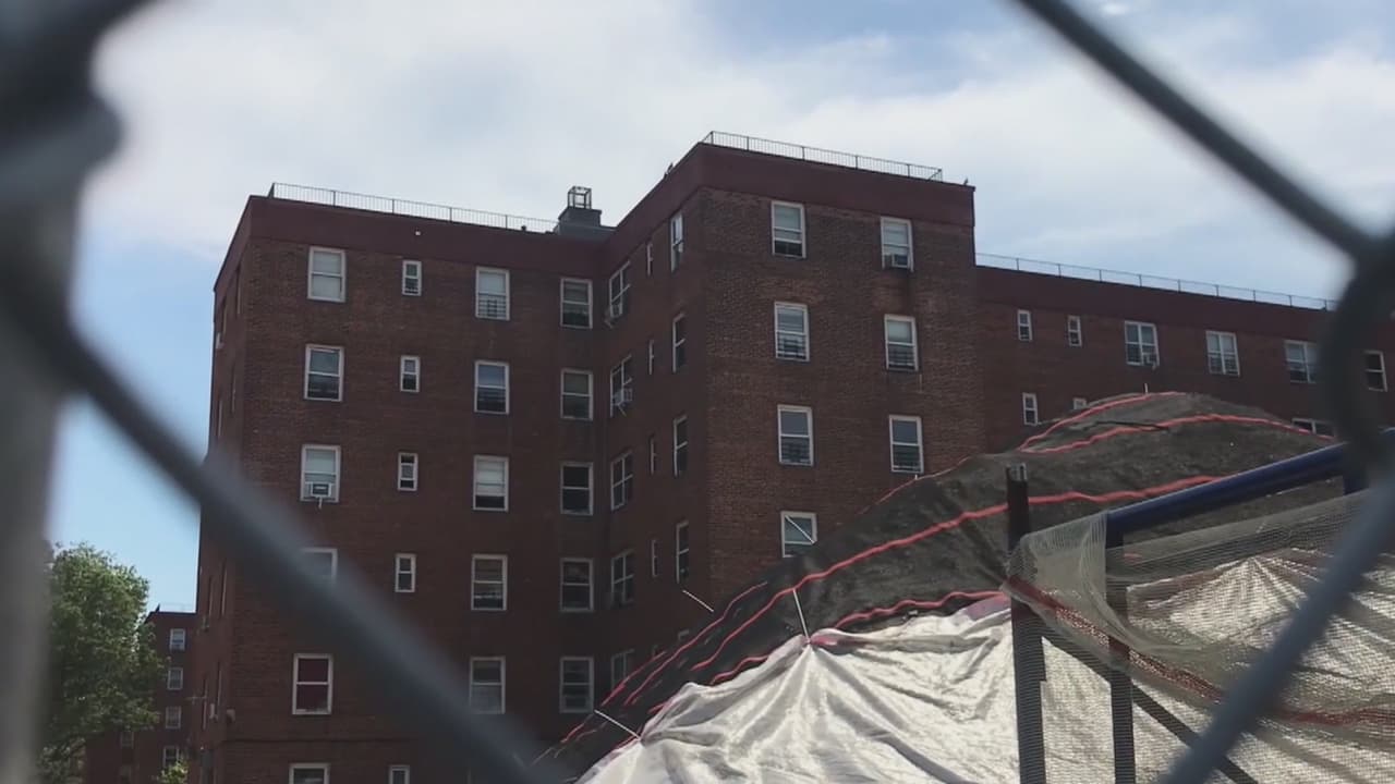 Residentes de edificios de NYCHA en Brooklyn denuncian que su vida corre peligro debido a una construcción 