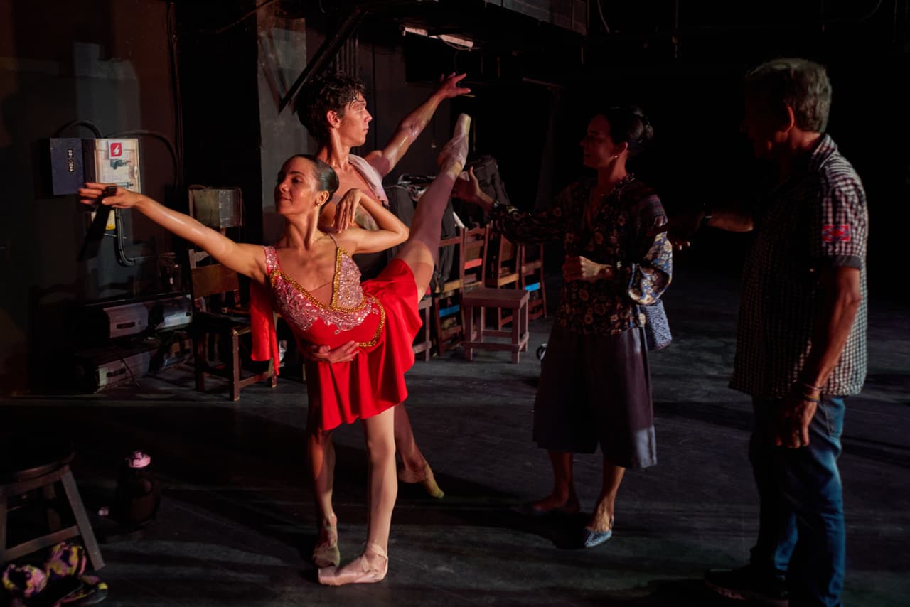 La Escuela Nacional de Ballet de La Habana mantiene la formación de unos 178 estudiantes pese a apagones, escasez de agua, combustible y alimentos que marcan la vida cotidiana en Cuba, informó Associated Press.