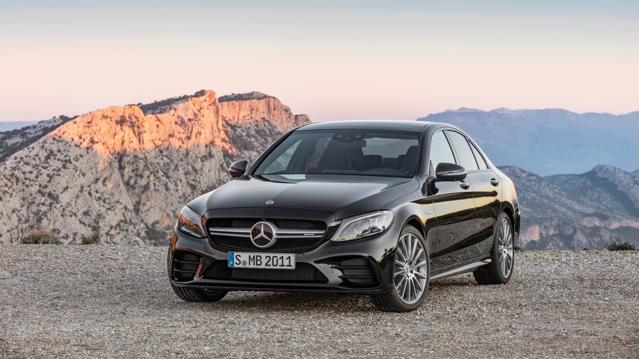 Mercedes-Benz mostró por primera vez este lunes en el auto Show de Ginebra 2018 la remodelación de medio ciclo de su popular sedán compacto el Clase-C. El modelo elegido para representar a este vehículo, uno de los compactos de lujo más populares del mundo, fue el modelo Mercedes-AMG C43. El único V6 de la familia Clase-C, disponible en Estados Unidos.