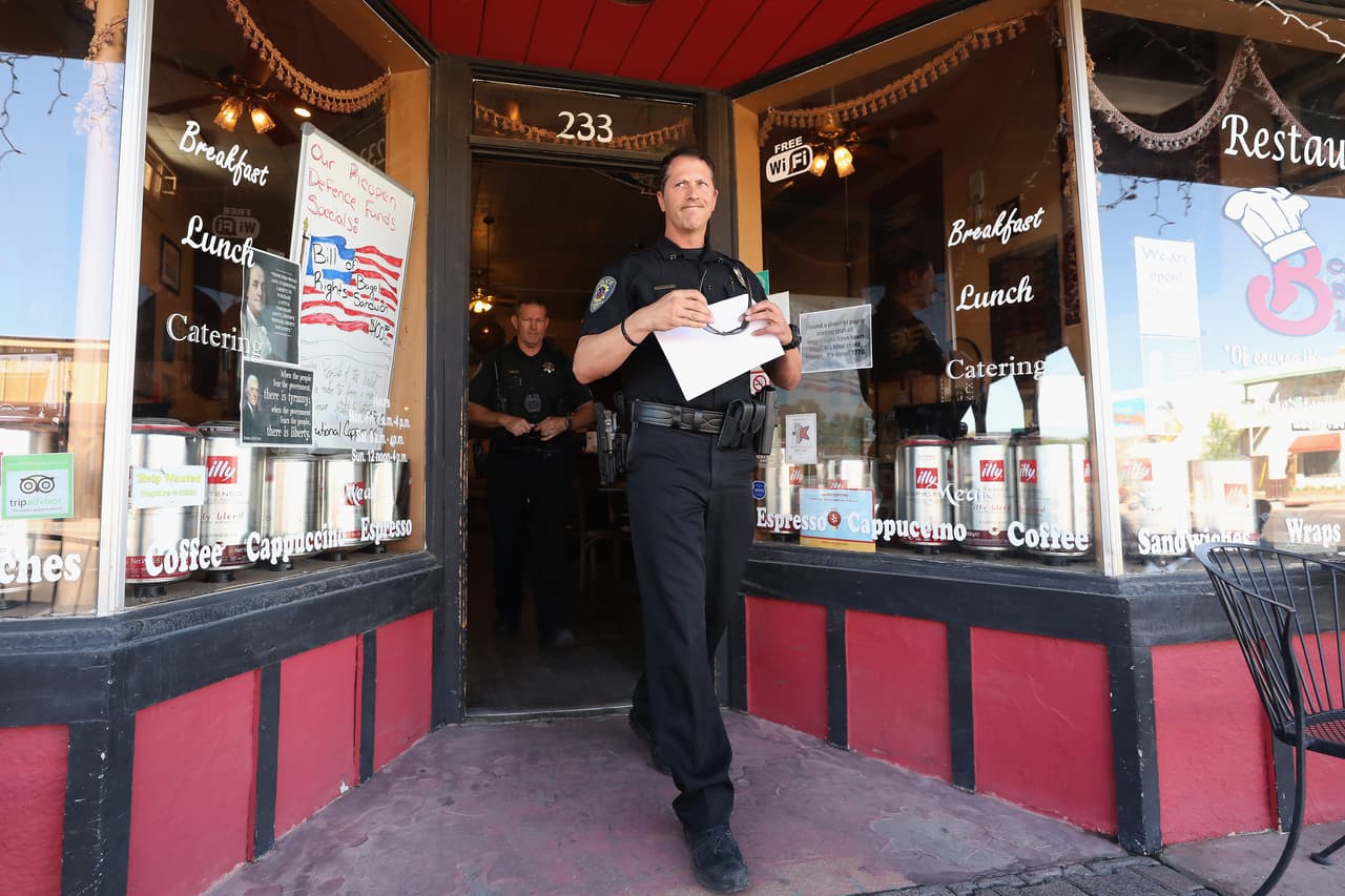 Oficiales de policía en Wickenburg, Arizona, visitaron el Café Horseshoe para notificarles que la orden del gobernador no permite atender dentro del establecimiento.