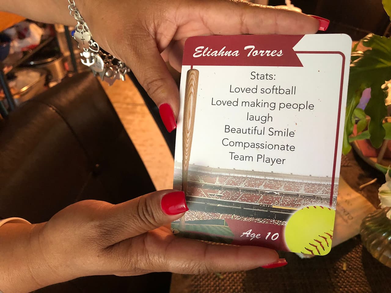 La abuela de la pequeña estuvo hospitalizada después del entierro de Eliahna y acaba de ser dada de alta. Mientras que su abuelo, Víctor Cabrales, tuvo uno de sus días mas difíciles el pasado Día del Padres.
<br>
<br>
<i>En la imagen: El 19 de junio de 2022, Eliahna Torres obtuvo un certificado de su equipo de softball de Uvalde. La mamá de la niña recibió el documento en el parques de softball. </i>