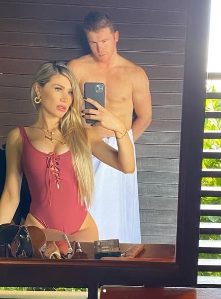 En esta imagen, 'Canelo' Álvarez y Fernanda Gómez posan desde la que parece ser su
<b><a href="https://www.univision.com/entretenimiento/por-si-quedaban-dudas-la-novia-de-el-canelo-publico-una-apasionada-imagen-para-reafirmar-su-romance-fotos" target="_blank">habitación de hotel</a></b>.
