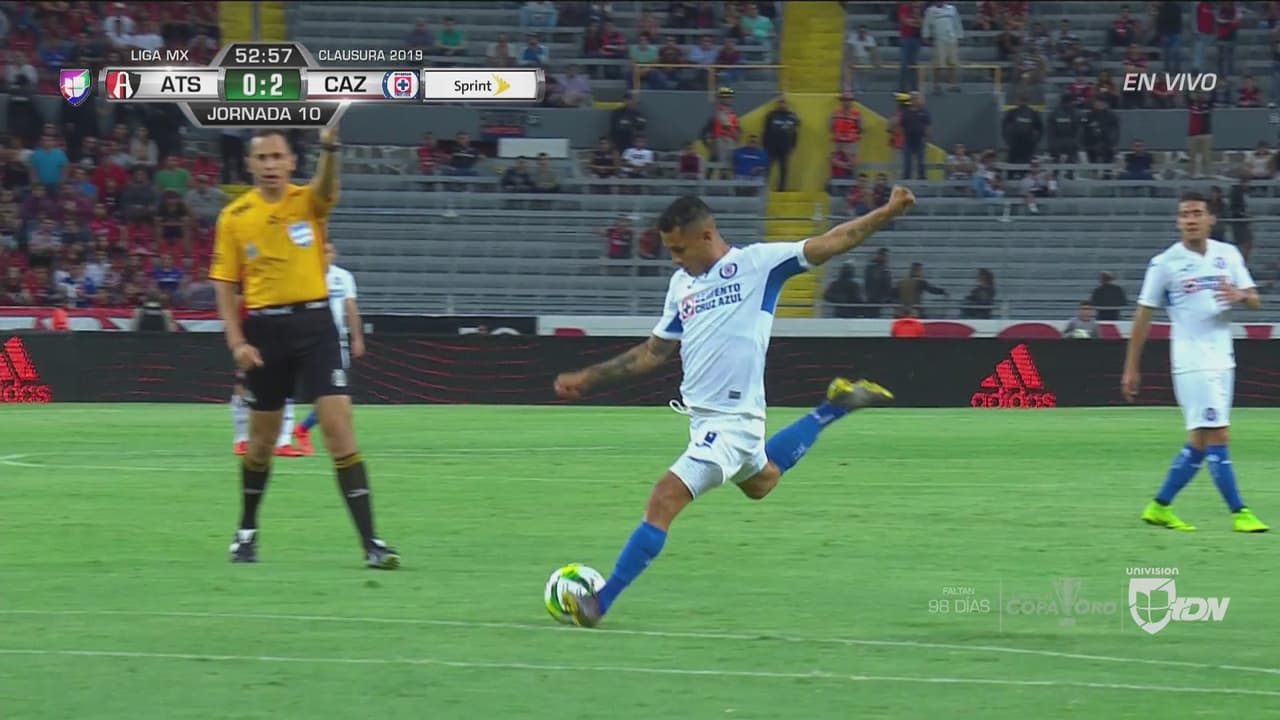 Yotún se encontró una avenida por el centro y marcó un golazo