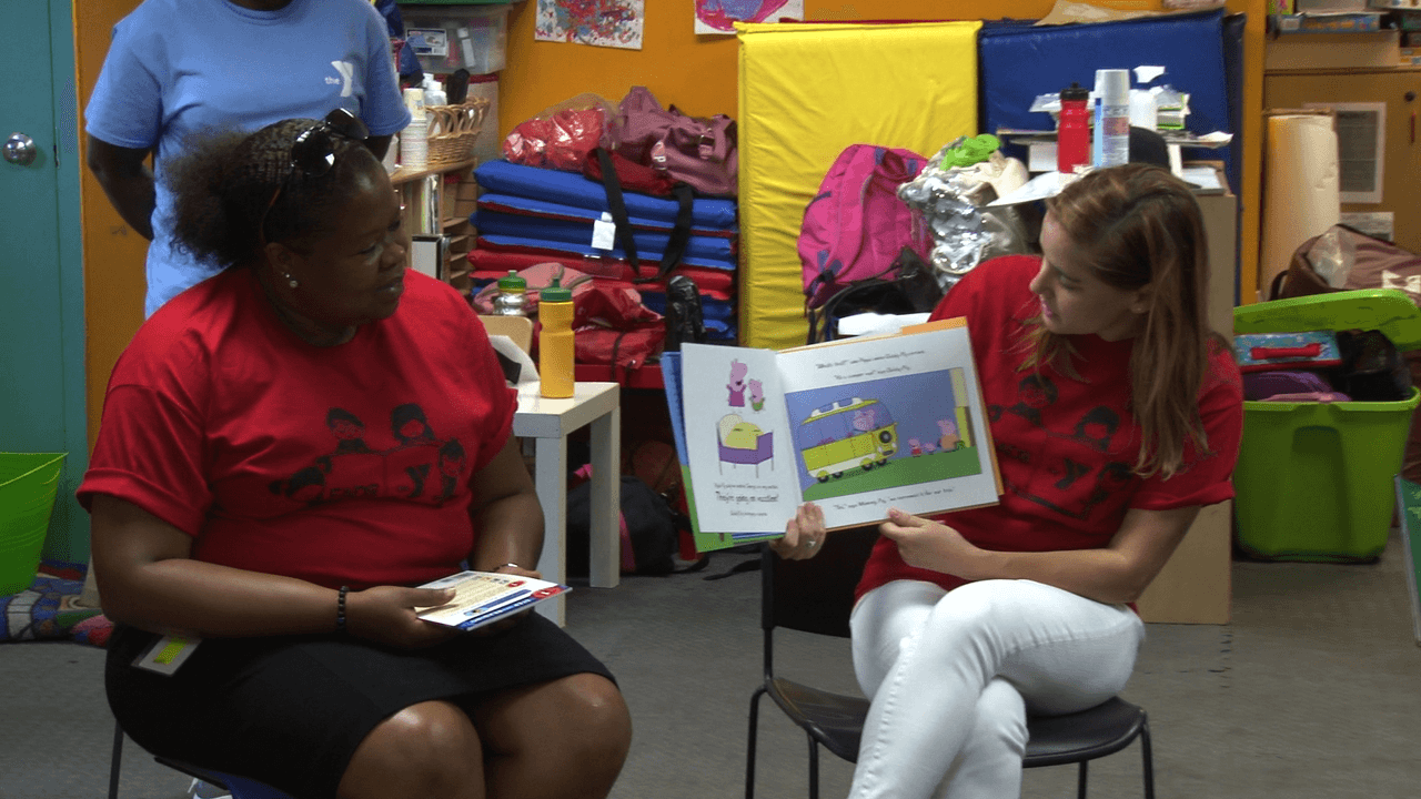 El locutor de La X tuvo la oportunidad de compartir con los niños en el Día de Lectura del campamento.