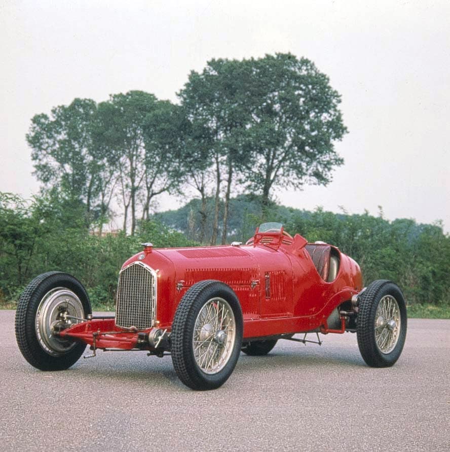 En 1932 Alfa Romeo paso a manos del estado por problemas financieros. Ese mismo año ganaban el campeonato con Tazio Nuvolari manejando el Tipo B - P3. El P3 pesaba solo 1500lb (680kg) se convirtió en el primer monoplaza en la historia.