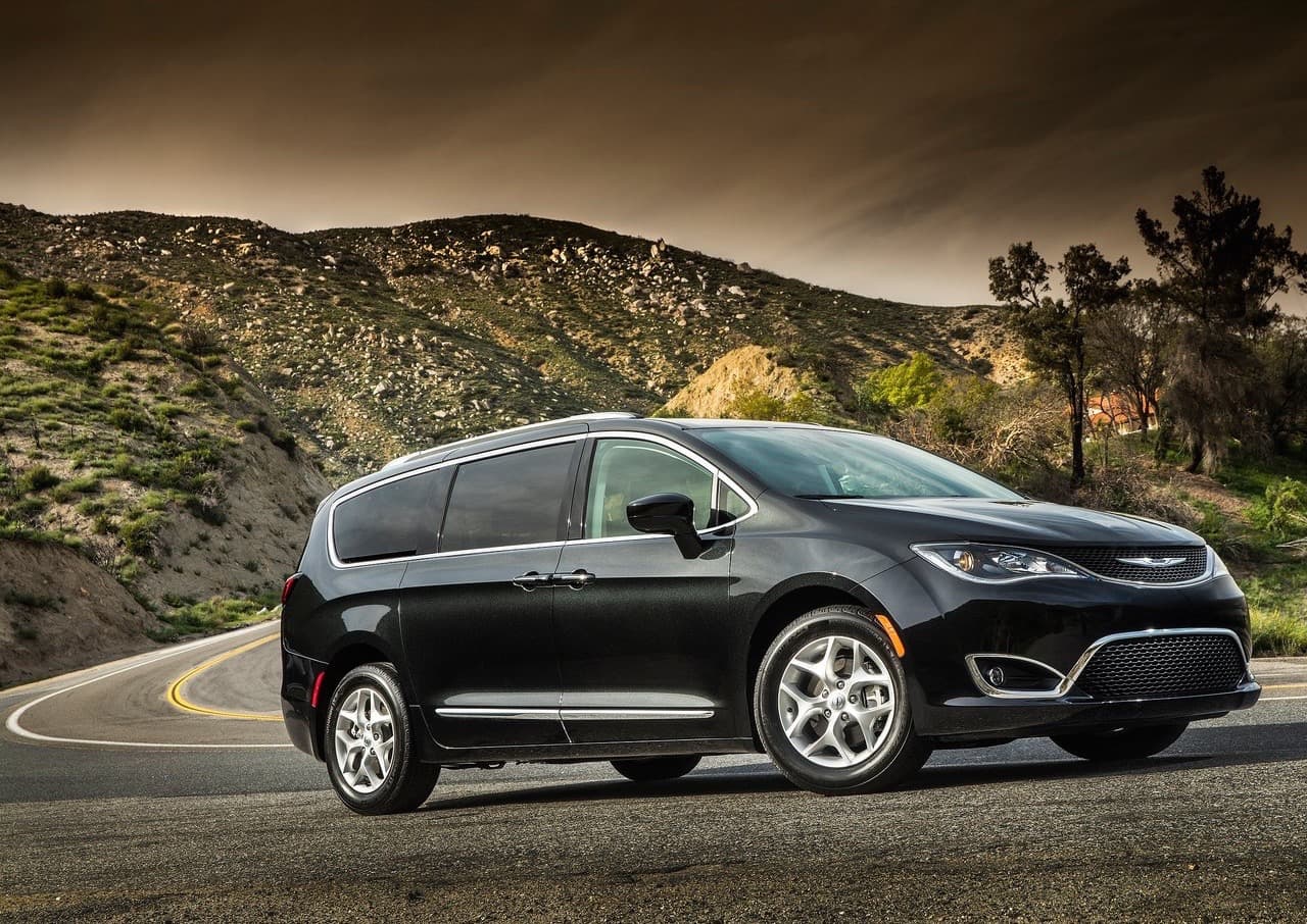 <b>Minivan:</b> 
<b><a href="http://www.univision.com/noticias/a-bordo/chrysler-pacifica-hybrid-2017-prueba-a-bordo-completa-video" target="_blank">Chrysler Pacifica</a></b>
<br>
<br>Esta descendiente directa de las Dodge Caravan y la Plymouth Voyager, las minivans que revolucionaron el mercado automotriz en los años 80, llegó al mercado a final del año 2016 para volver a causar sensación. Sus hermosas líneas, que contrastan con su aburrida competencia y con sus grises antecesoras le han ganado rápidamente las preferencias del público y el favor de su dueños.
<br>
<br>Finalistas:
<br>- Ningún otro vehículo en esta categoría clasificó sobre el average de la industria.