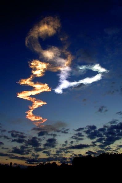 Los restos del transbordador espacial estadounidense Columbia dejan una estela en la Florida después de su despegue desde 39A plataforma de lanzamiento en 2002. Su misión es reparar y mejorar el telescopio Hubble.