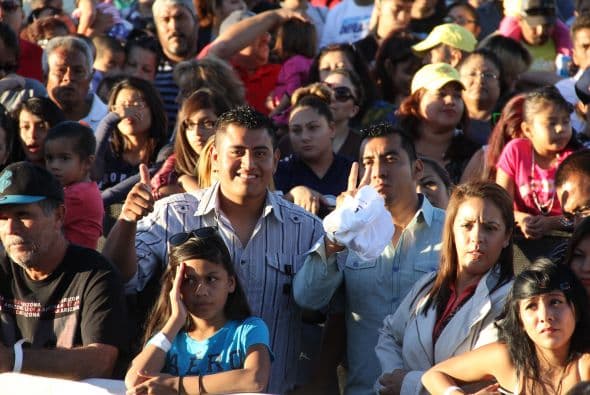 Los corridos de la banda grupera “Voz de Mando” se hicieron sentir en los Latin Grammy Streets Parties en Phoenix, donde los fanáticos esperaban ansiosos y cantaron con entusiasmo las más famosas canciones de esta agrupación. 