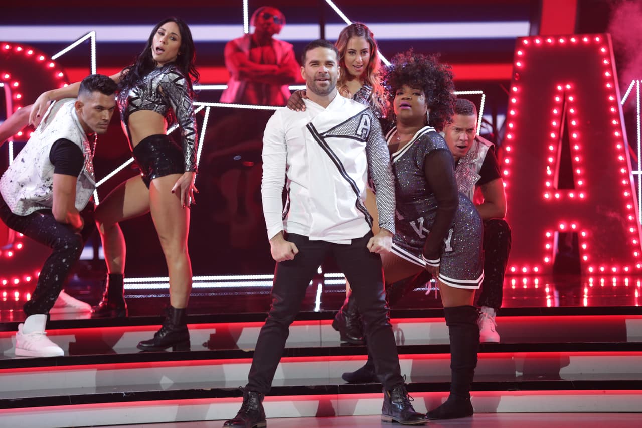 El actor y la 'influencer' derrocharon energía con un baile urbano que hicieron con la canción 'Shaky shaky'.