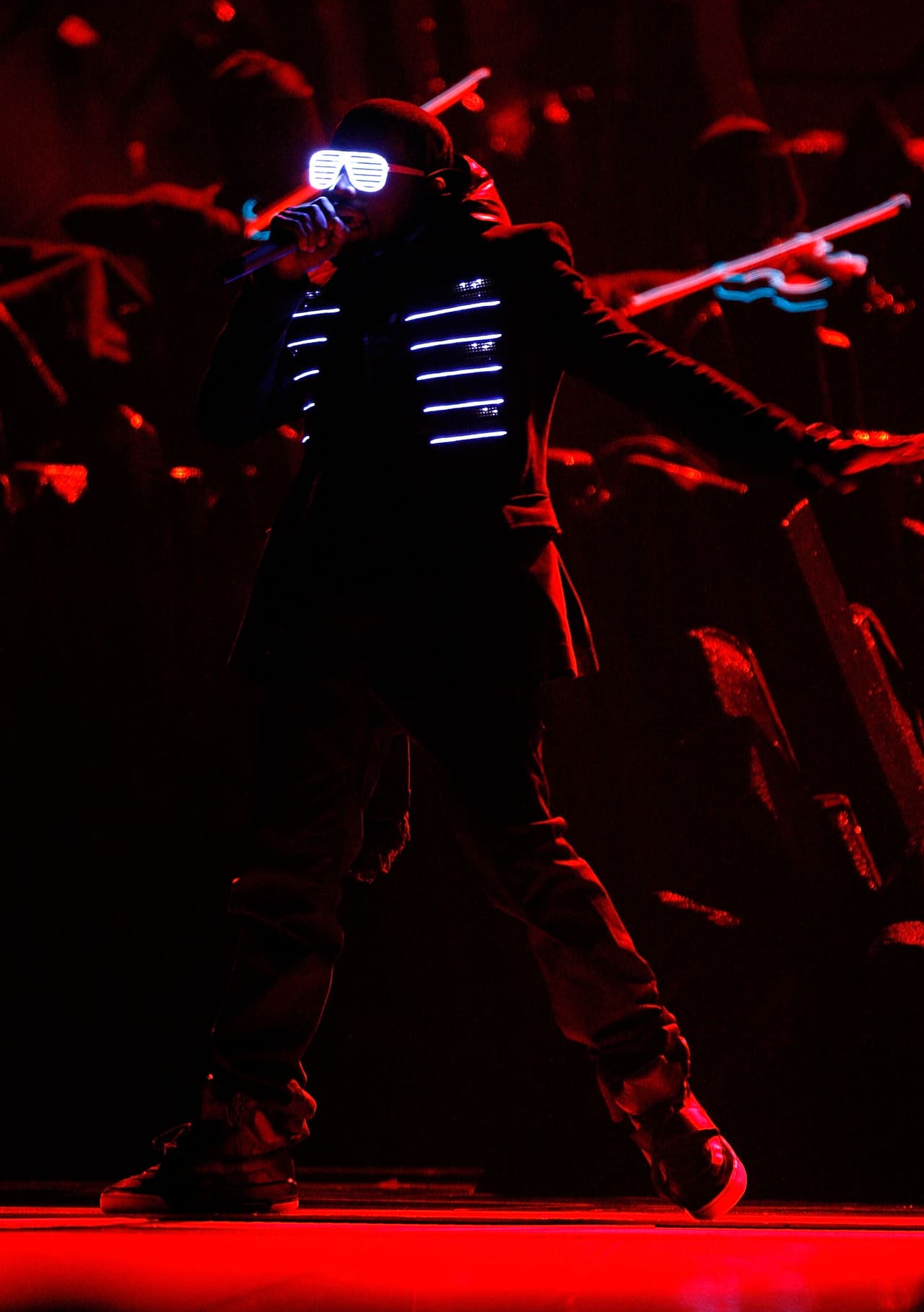 El par de tenis Nike que 
<b><a href="https://www.univision.com/famosos/claudia-jordan-recuerda-kanye-west-intento-enamorarla-estando-kim-kardashian-fotos">Kanye West</a></b> calzó durante la entrega de los premios GRAMMY 2008 fue vendido a un precio récord.