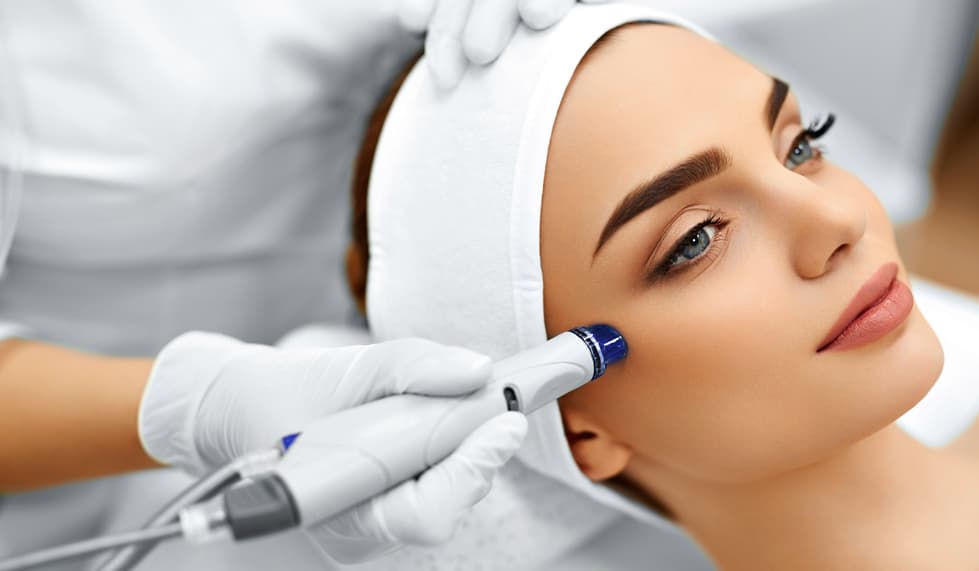 Los 3 lujosos y novedosos faciales para los que hay que ahorrar