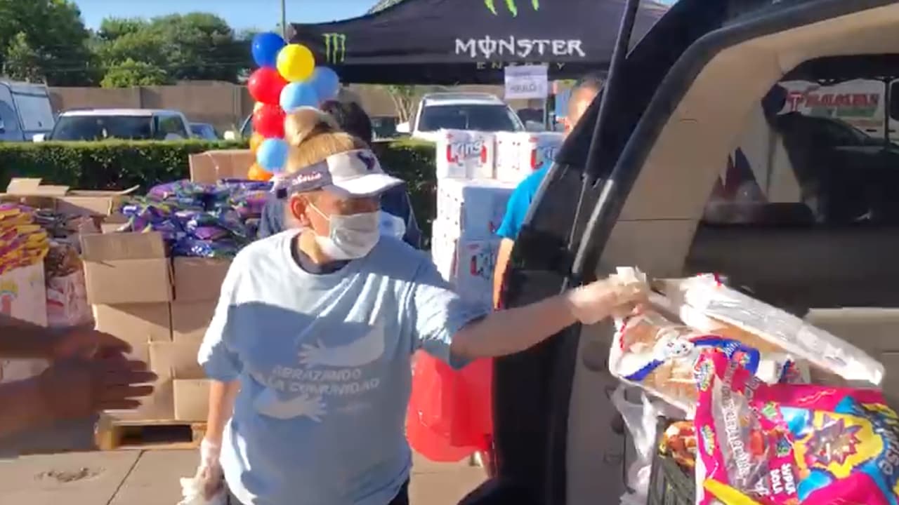 “Porque nos debemos a nuestros clientes y compadres y porque nuestro evento anterior fue bien recibido, queremos orgullosamente informarles que hemos logrado repetir nuestra iniciativa ‘Abrazando a la Comunidad’, indicó la cadena a través de un comunicado.