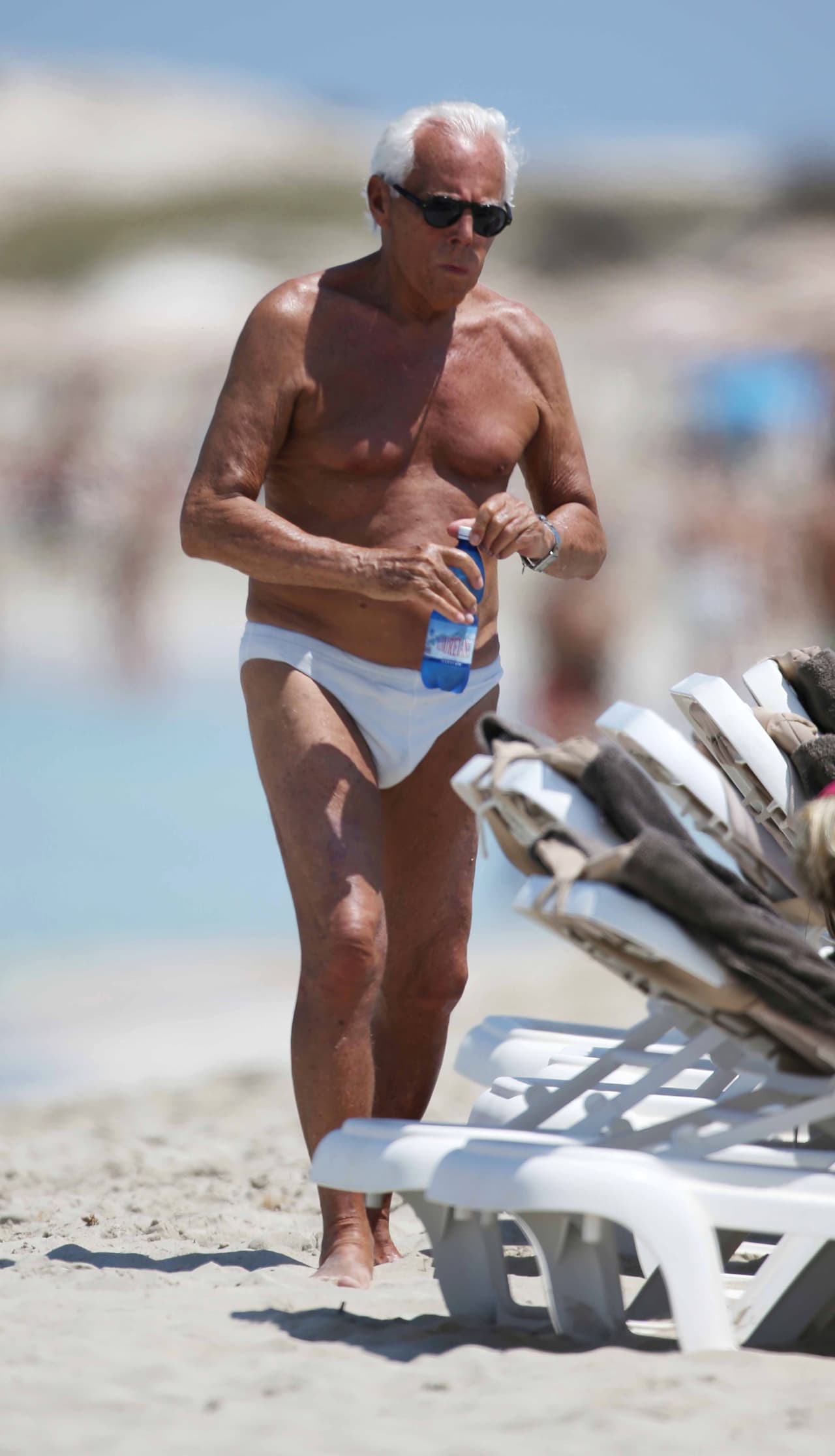 Giorgio Armani en traje de baño