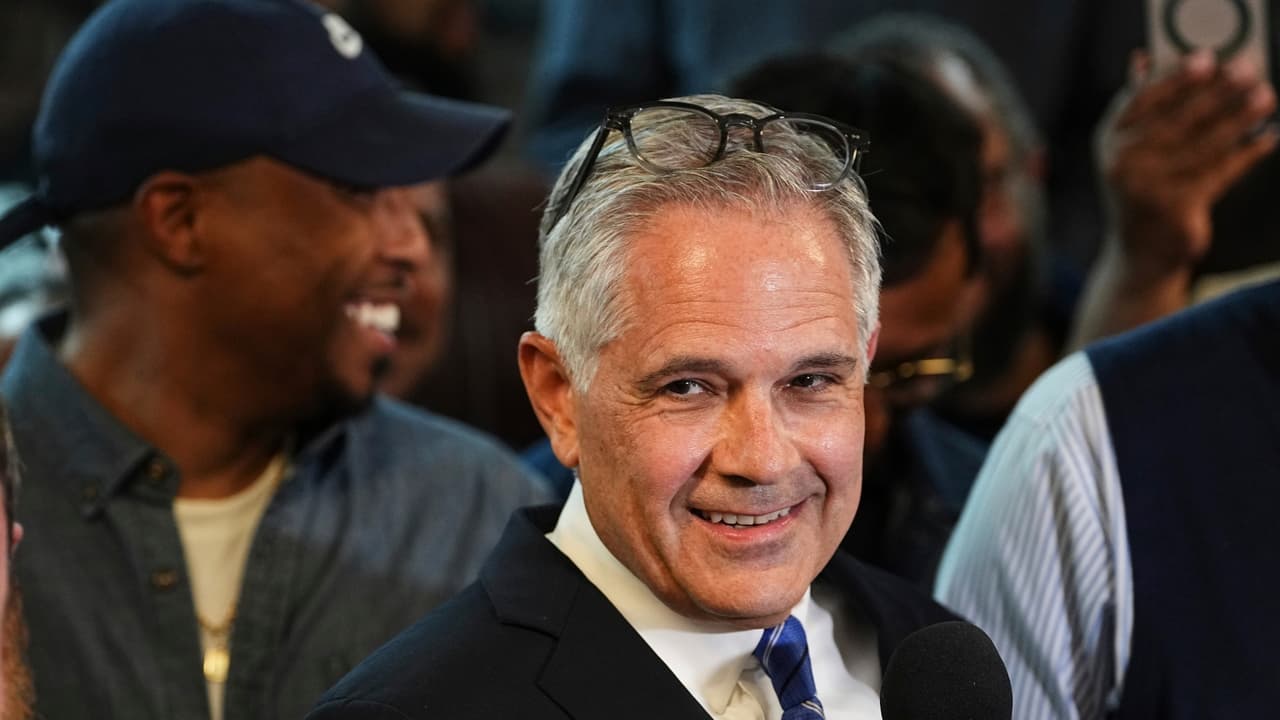 Tras ganar primarias en Filadelfia, Larry Krasner se encamina a tercer mandato como fiscal