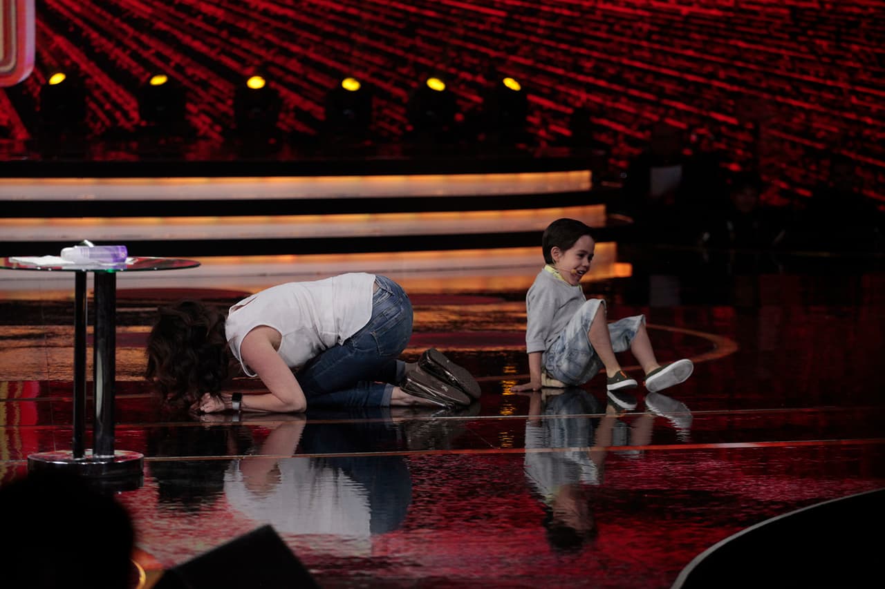 Si bien el deporte no es su fuerte, cuenta con el apoyo y ayuda de su mamá para poder hacer marometas.