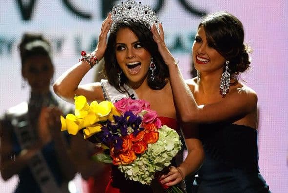 Stefanía Fernández se acercó a la nueva Miss Universo y colocó la tan ansiada corona.