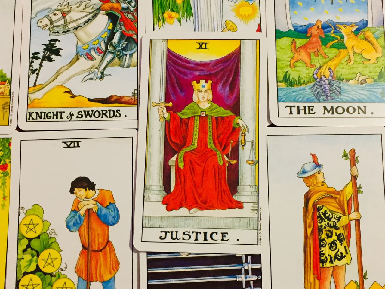 Ahora, si la Justicia te cae en una tirada o posición que hable del amor, es buena noticia en el sentido de que, mientras su relación no se oculte nada y busque un equilibrio, les irá bien. Hay que apegarse a la verdad, a la fidelidad, a superar conflictos y seguir adelante.