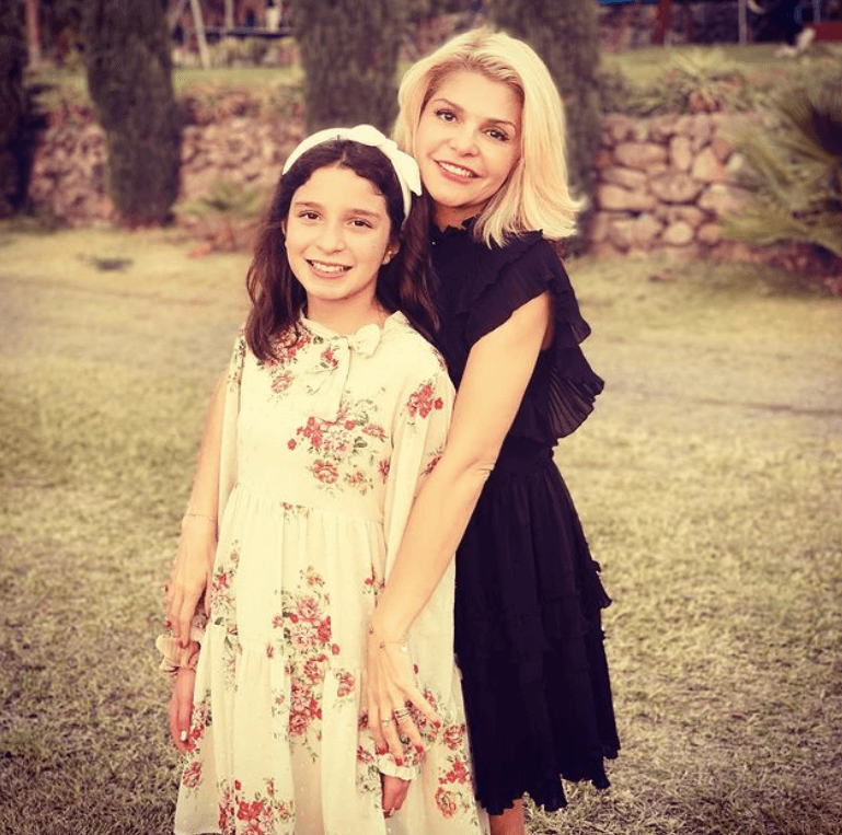 El pasado 17 de julio María Itatí 
<a href="https://www.univision.com/famosos/itati-cantoral-celebra-la-primera-comunion-de-su-hija-maria-itati-video">festejó su primera comunión</a> en el estado de Morelos, México, y tuvo como padrinos a Gloria Trevi y su esposo Armando Gomez.