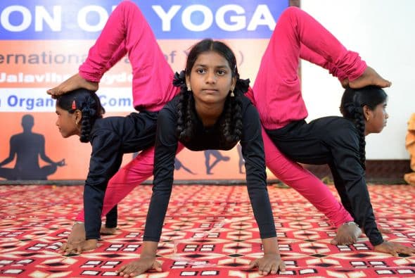 Joven india participa en una convención de yoga en Hyderabad.