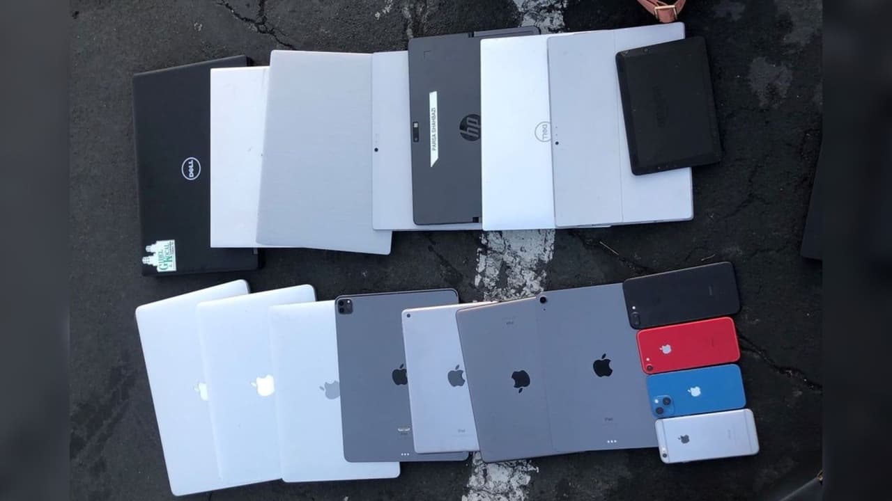 En Hayward, los oficiales localizaron y arrestaron a dos sujetos que acababan de cometer un robo de automóviles en el estacionamiento de un centro comercial 
<br>