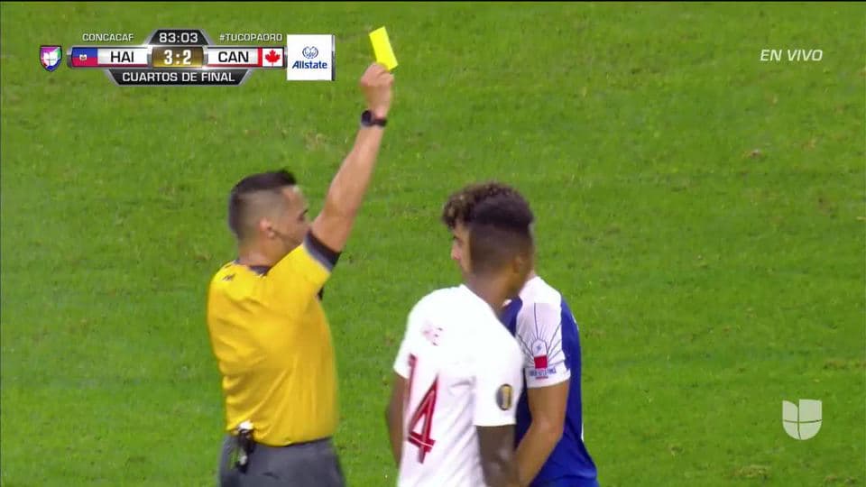 Tarjeta amarilla. El árbitro amonesta a Steeven Saba de Haiti