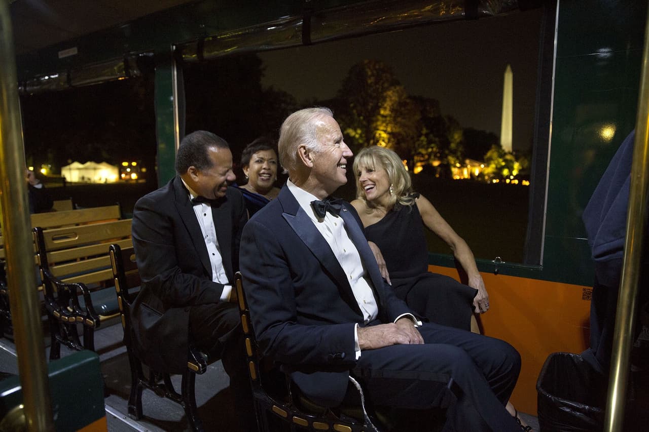 <b>18 de octubre. </b>David Lienemann captó este momento en que el vicepresidente Joe Biden y su esposa Jill comparten un divertido trayecto con la fiscal general Loretta Lynch y su esposo, Stephen Hargrove, en un trolley rumbo a la Cena de Estado Italiana en el Jardín Sur de la Casa Blanca.