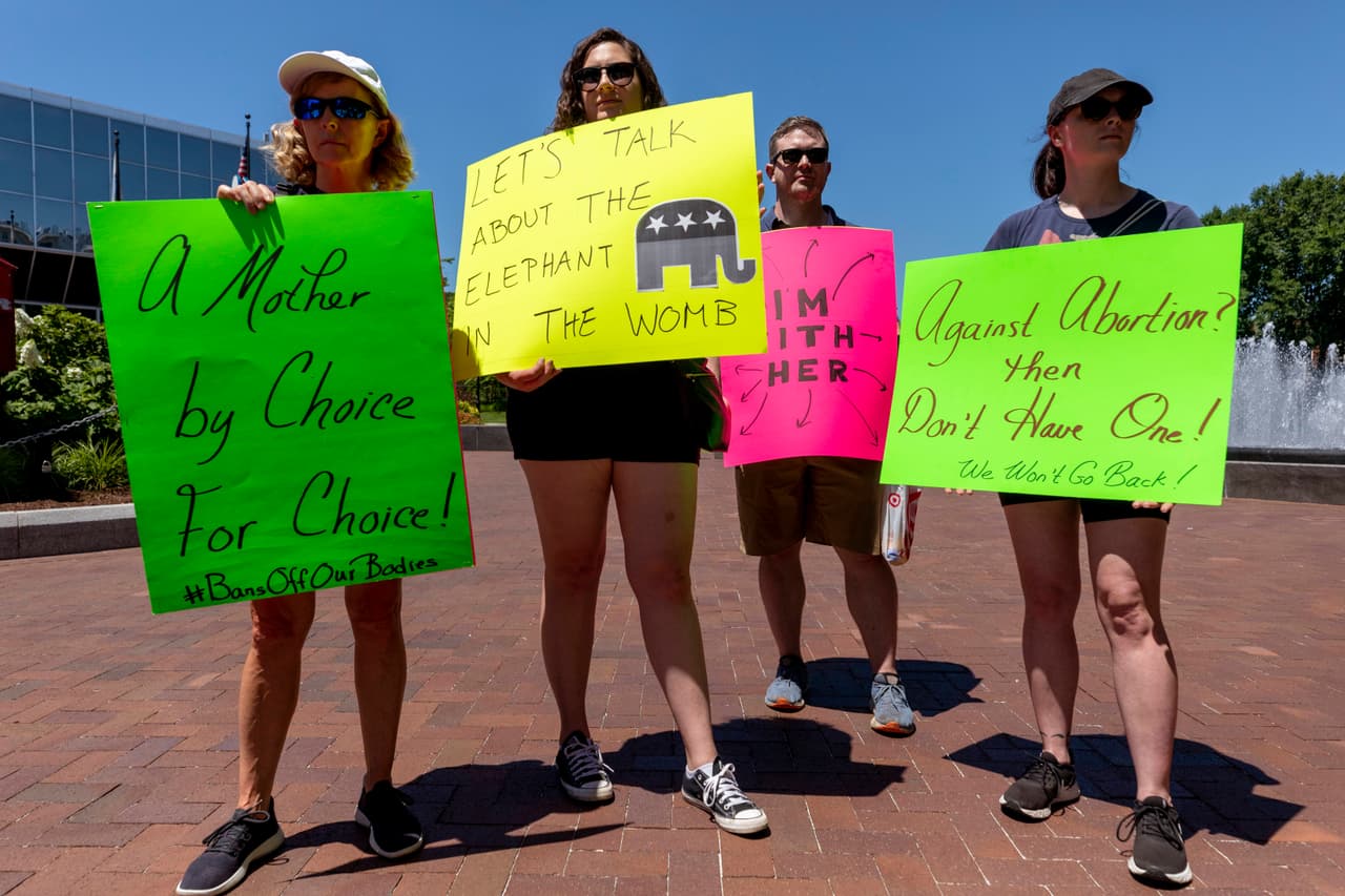 <b>"¿En contra del aborto? Entonces no te hagas uno".</b>
<br>
<br>A muchos les preocupa que se trata del fin de un derecho que no forzaba a nadie a hacerse un aborto que fue reemplazado por una nueva realidad en la que muchos estados, de facto, forzarán a las mujeres a continuar con embarazos que no quieren.