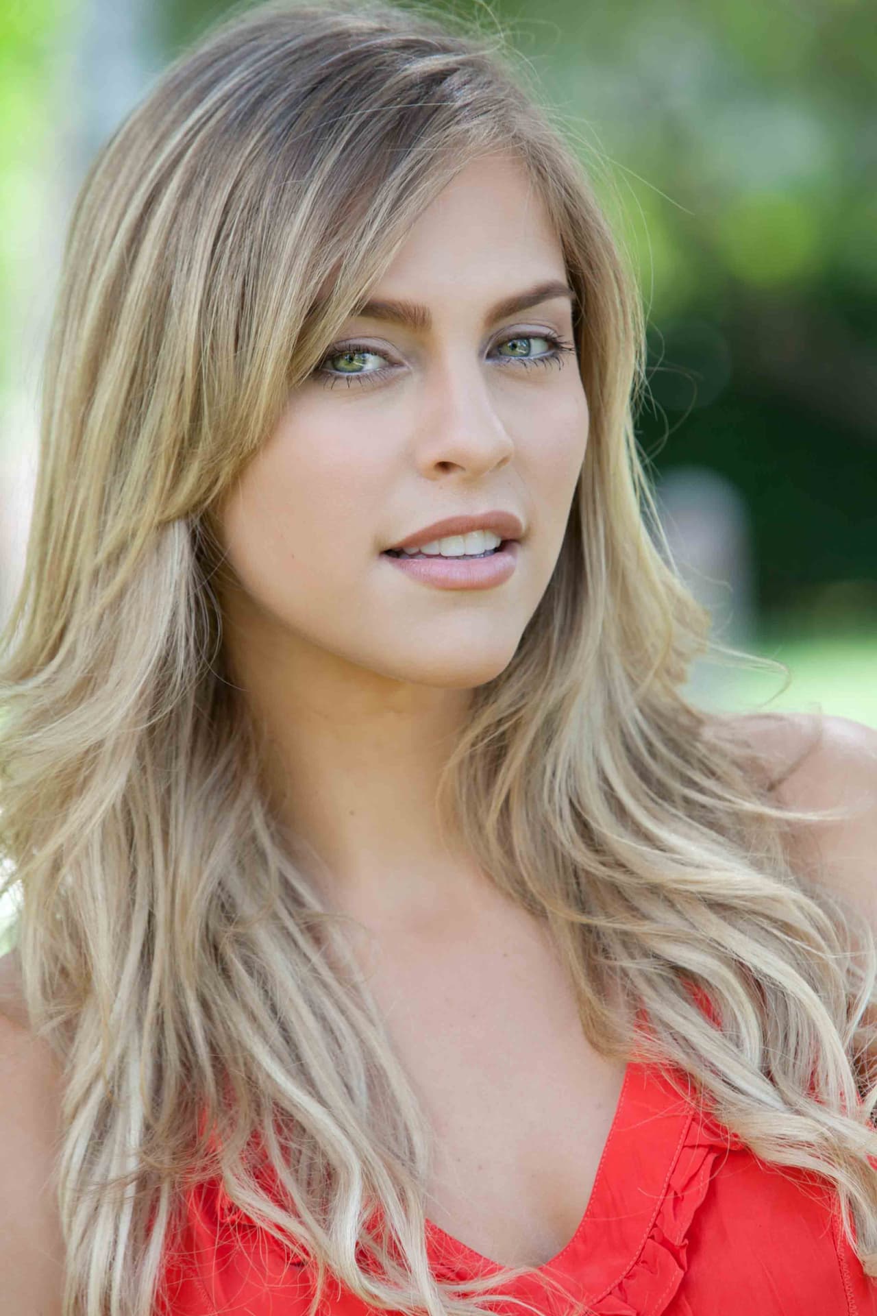 Otra belleza lista para impactar en la alfombra es Daniela DiGiacomo.