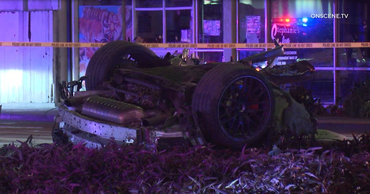 Imágenes del video muestra como la estructura del vehículo quedó completamente destrozada en dos piezas.