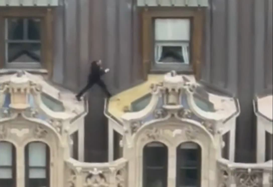 Hombre salta sobre toldos de edificio a 23 pisos de altura en Manhattan