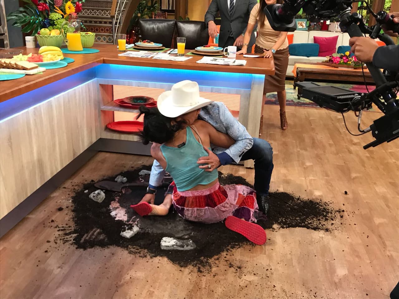 Mela nos hizo reír con sus ocurrencias, ¿a quién se le ocurre hacer un agujero en la cocina?