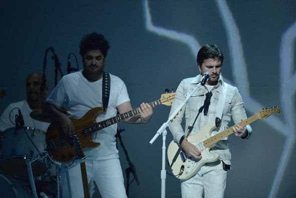 El fondo se puso obscuro y dio paso a "La camisa negra".