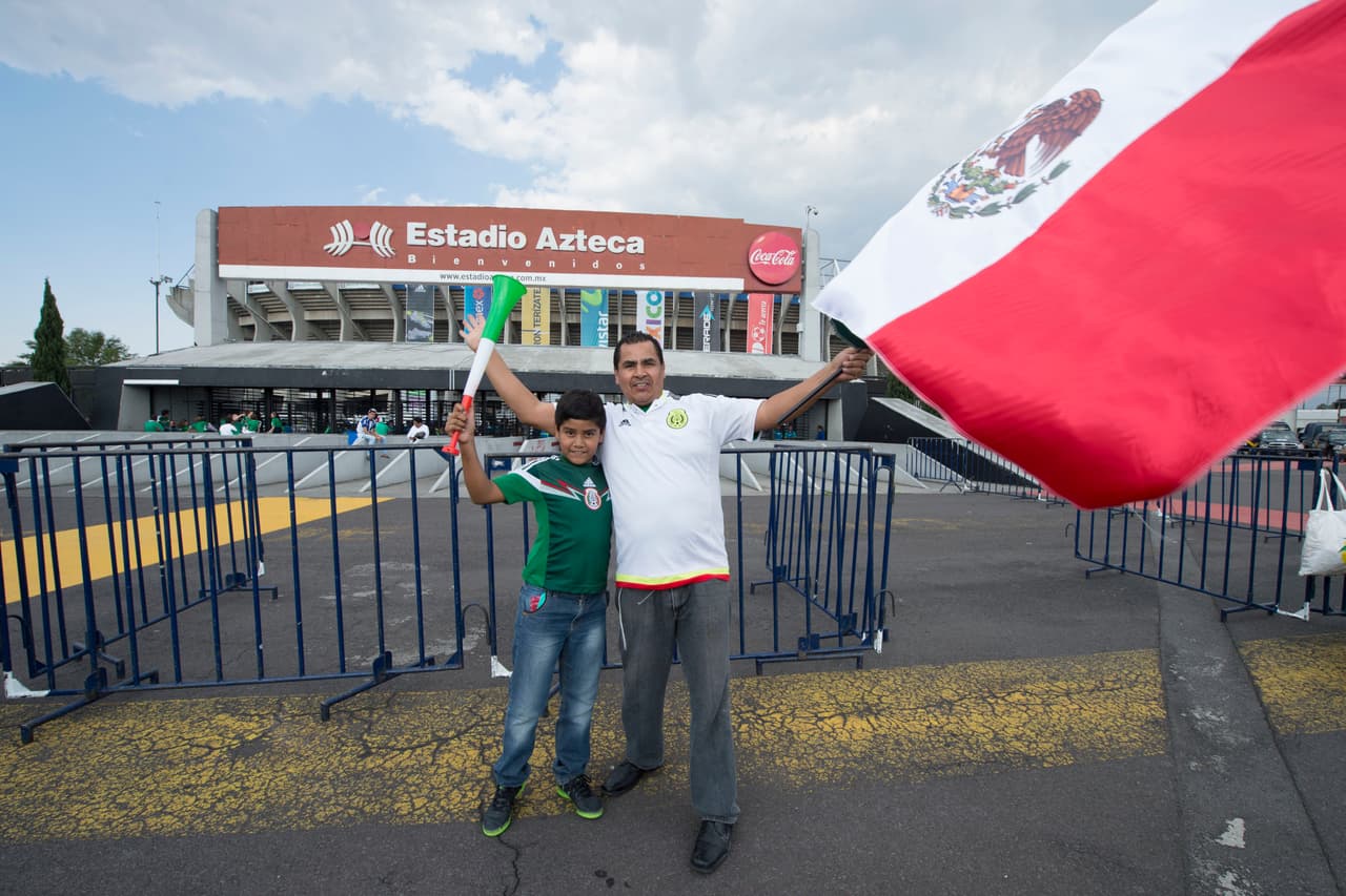 Aficionados de México y Honduras se dieron cita en el Estadio Azteca para apoyar a su selección. Gorros, penachos, sombreros y maquillaje fue sólo una parte del folclor.