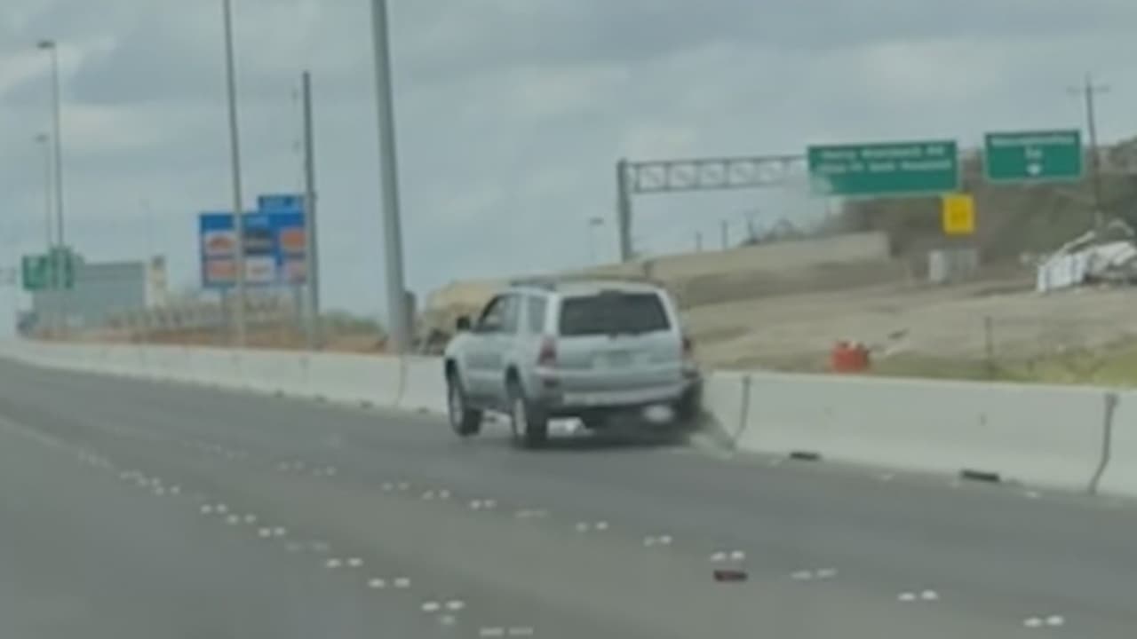 Conductor usa su camioneta para frenar un vehículo que circulaba fuera de control en Loop 410