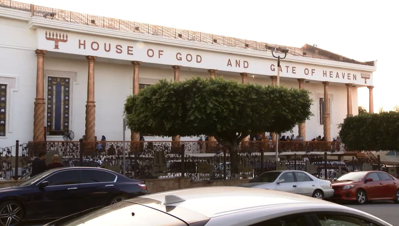 "CASA DE DIOS Y PUERTA DEL CIELO" es el mensaje en la parte superior de la cara lateral del edificio en Los Ángeles, donde este martes la fiel comunidad apoyó a Naasón Joaquín García, su líder religioso acusado entre otros de supuestos abusos contra menores.