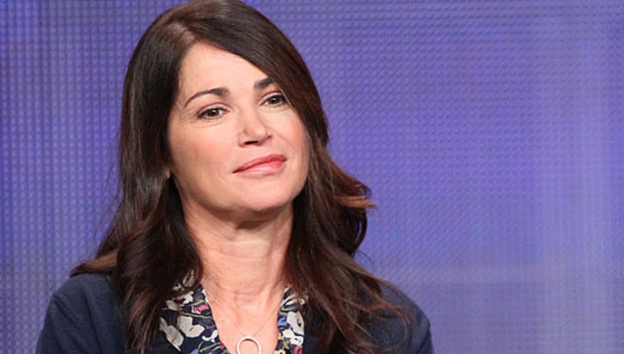 Exdetective de 'NYPD Blue' enfrenta cargos por agresión a su esposo en Marina del Rey