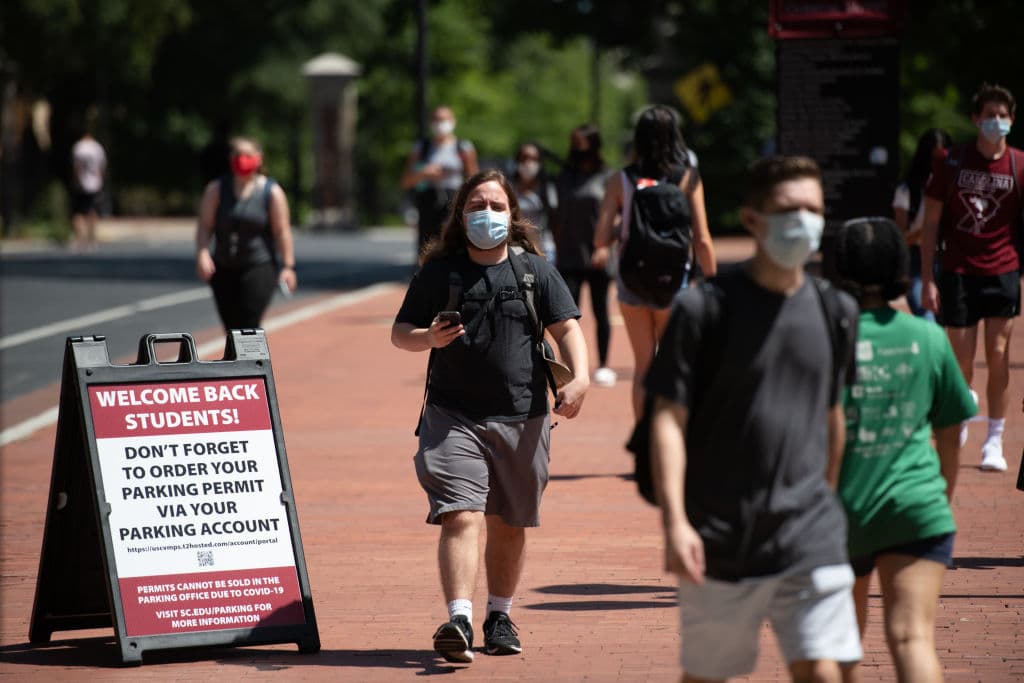 Adicionalmente, el paquete proporciona $ 100 millones adicionales en ayuda financiera de emergencia para estudiantes de bajos ingresos que califiquen y que lleven seis o más unidades académicas y los montos para cada concesión se determinarán localmente.