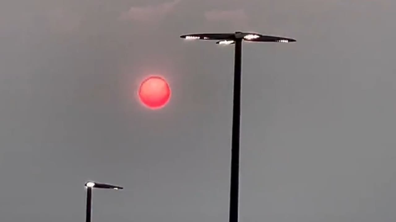 <b>Junio</b>
<br>La mala calidad del aire en Nueva York produjo un inusual paisaje este miércoles 6 de Junio donde en varias partes del estado se observó un sol naranja. Todo causado por el humo proveniente de los incendios forestales en Canadá.